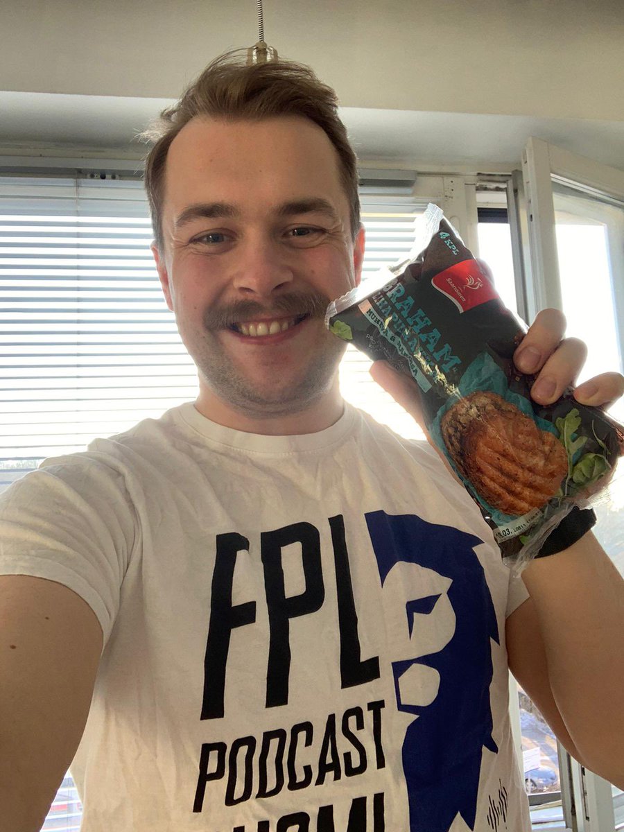 FPLPodcastSuomi's tweet image. Laitetaan kaikkien retweettajien kesken arvontaan meidän uskomattoman nätti ja laadukas podcast-paita! 🔥

Muistakaa myös liittyä meidän FPL-kimppaan. Se on täysin ilmainen ja palkinnot kohdillaan! 🏆

Liity koodilla ”un27rt” tai suoraan linkistä fantasy.premierleague.com/leagues/auto-j…