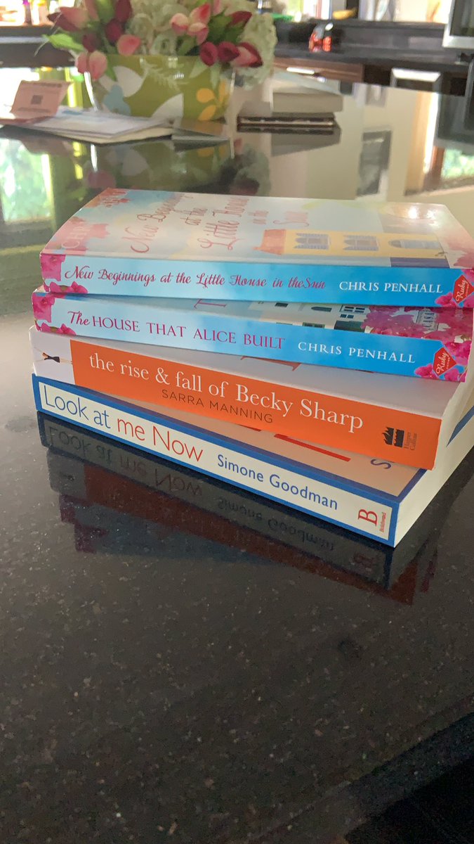 Ooos! When you pop out for cleaning stuff but come back with 📚 😳