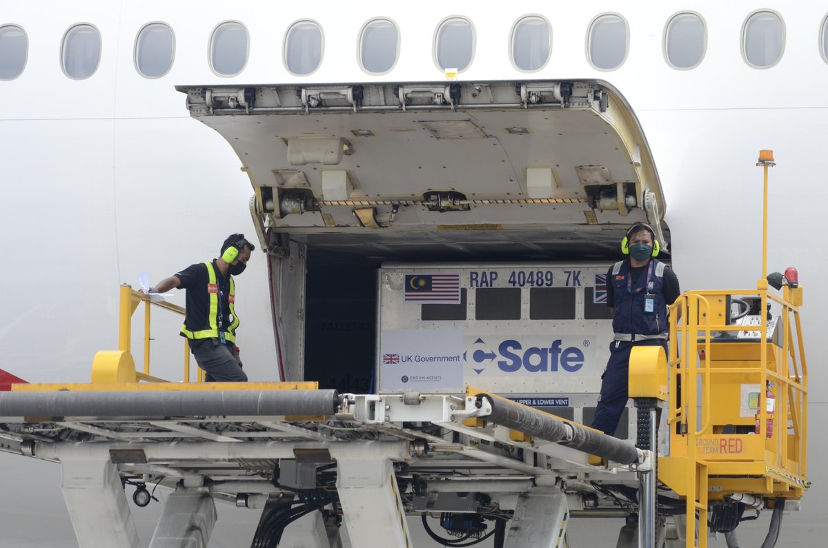 officialmosti's tweet photo. Sebanyak 415,000 dos vaksin AstraZeneca sumbangan United Kingdom tiba di KLIA kira-kira jam 2.20 petang tadi yang disaksikan oleh YB Dato' Seri @HishammuddinH2O, HE @UKAmb_Hay @UKinMalaysia, YB @Khairykj dan YB Dato' Sri @DrAdhamBaba 

#LindungDiriLindungSemua #MenangBersama https://t.co/xCslaAHmTa
