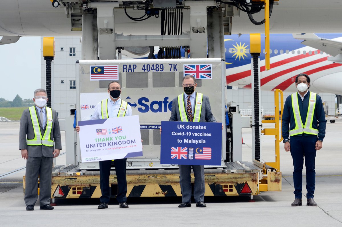 officialmosti's tweet photo. Sebanyak 415,000 dos vaksin AstraZeneca sumbangan United Kingdom tiba di KLIA kira-kira jam 2.20 petang tadi yang disaksikan oleh YB Dato' Seri @HishammuddinH2O, HE @UKAmb_Hay @UKinMalaysia, YB @Khairykj dan YB Dato' Sri @DrAdhamBaba 

#LindungDiriLindungSemua #MenangBersama https://t.co/xCslaAHmTa