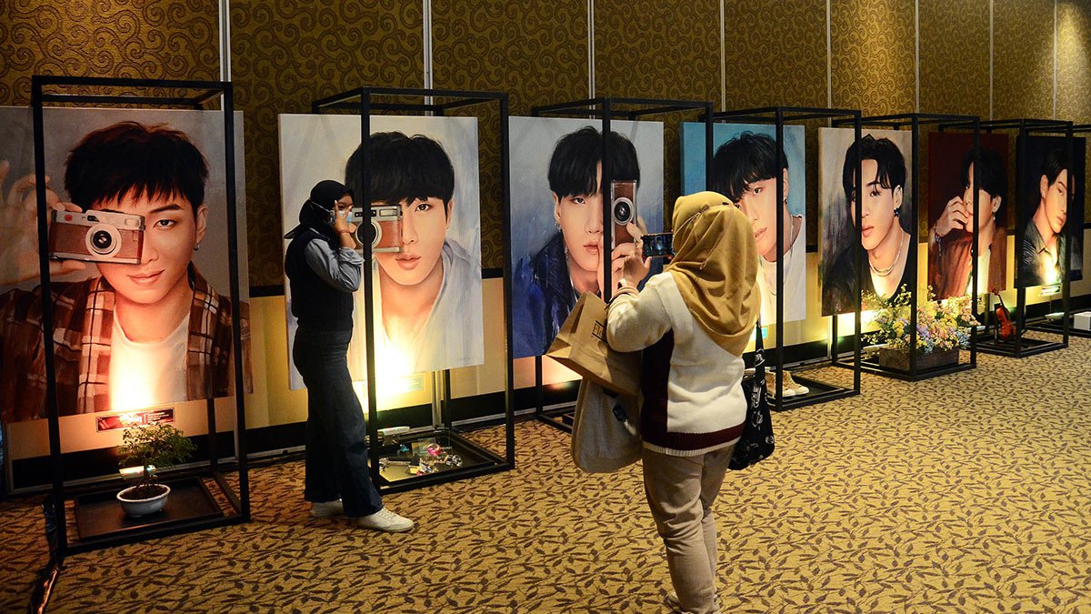 7btsupdates's tweet photo. ARMY Indonesia membuat program vaksin COVID-19 untuk lebih dari 10,000 orang pada 31 Juli lalu di Jakarta Convention Center. Program ini dijalankan oleh organisasi @SenyumArmy, ditambah dengan art installation "Stay Gold is for the vaccinated" dengan tema MV Stay Gold https://t.co/fDBElVhlRw