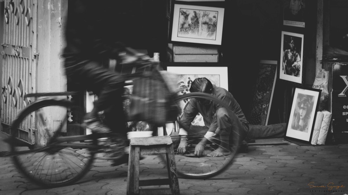 travelopher's tweet photo. "Framing the Framer" - an art framer engrossed in his work unperturbed by the hustle and bustle of the Kolkata streets. Another piece of ‘joy’ strewn around the corner. #kolkata #cityofjoy #streetphotography #photographylovers #travelphotography https://t.co/GicOVmfYTr