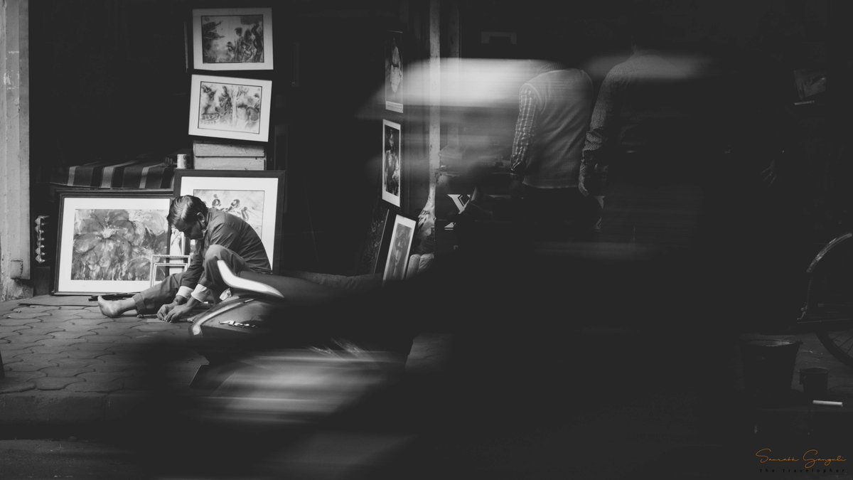 travelopher's tweet photo. "Framing the Framer" - an art framer engrossed in his work unperturbed by the hustle and bustle of the Kolkata streets. Another piece of ‘joy’ strewn around the corner. #kolkata #cityofjoy #streetphotography #photographylovers #travelphotography https://t.co/GicOVmfYTr