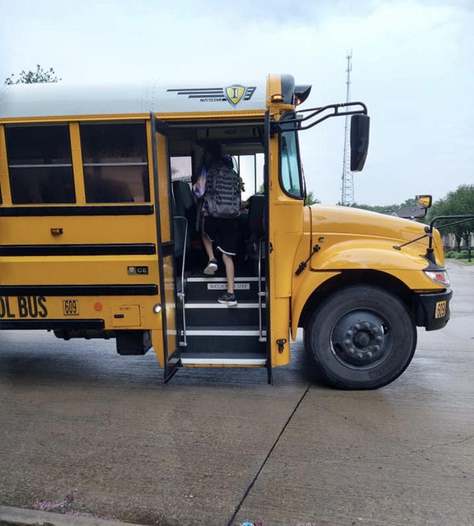 gisdnews's tweet photo. ⚠️Buses are running 20 – 45 minutes late due to high traffic at all schools. All bus pickups will be made. We appreciate your patience. https://t.co/9rfH9kCBDg