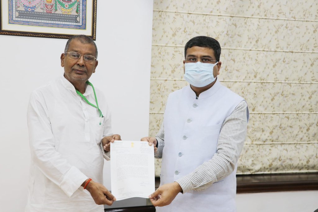 dpradhanbjp's tweet photo. Hon. MPs Shri @iShankarLalwani, Shri @sunilkrpintu, Shri Ramprit Mandal and Shri Sakal Deep Rajbhar met me in the Parliament today. Happy to receive their suggestions on improving the learning landscape and on strengthening school education. https://t.co/BjLDrxk5pK
