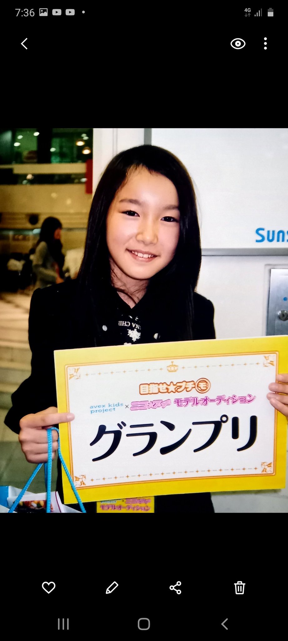 Kddiエボルバcm女優22は誰 黄緑のパンツスーツの女性 スッキリさん