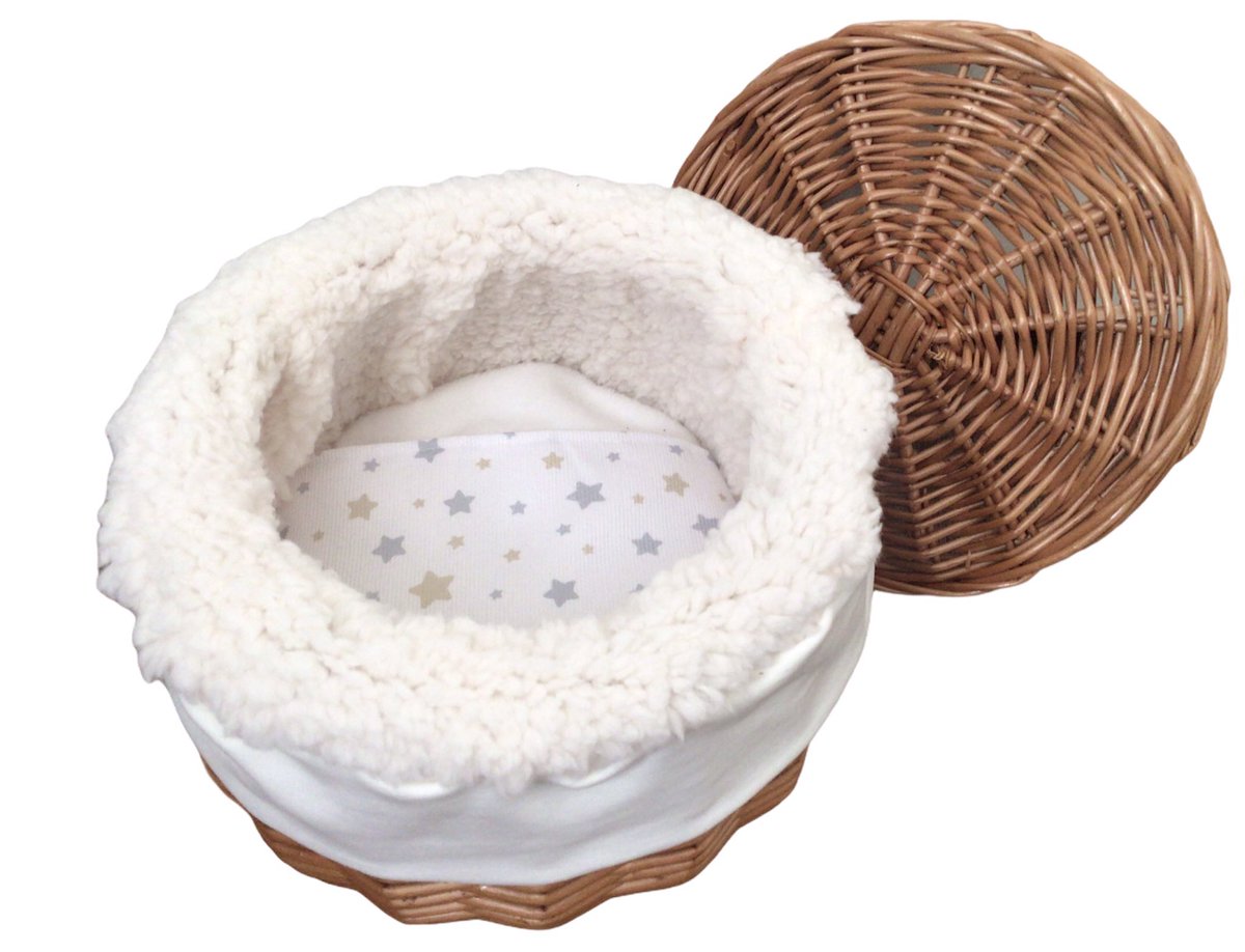 Een miskraam, je kindje te vroeg geboren en overleden, wij bieden je uitvaartproducten op maat…
Uitvaartmandjes en kistjes, foetuskistjes, wikkeldoekjes, kleine kleertjes, gedenksieraden, baby urn, baby koeling, gedenkbeeldjes, memoryboxen, memoryboekje en meer…