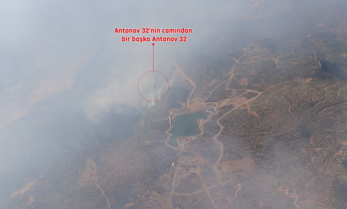 aybers's tweet photo. Az önce indim uçaktan. Duman tüten her yerin üzerinde ya bir uçak ya bir helikopter var. Pilotlar sosyal medyadaki bu yalan fırtınasından dolayı üzgün. 16 uçak 45 helikopterle her yere yetişmeye çalışıyorlar. 

Uçakta 1,5 saat zor dayandım. Yağ kokusu, gürültü, ter, basınç... https://t.co/1Emw3Fwiy4
