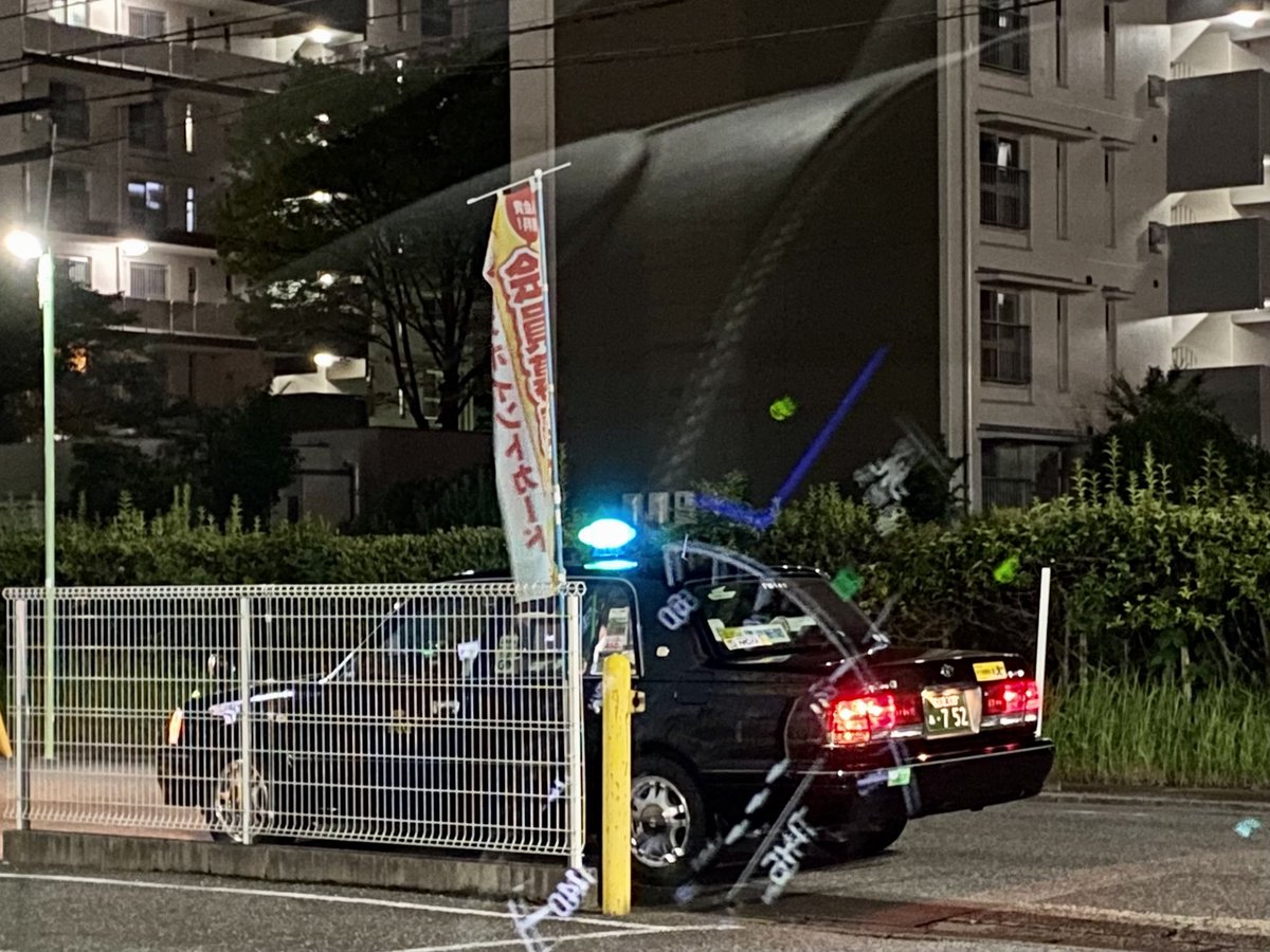 買出しなう W 写真は駐車場の出入口の出入りする車の邪魔になる場所に駐車しているタクシー 私が入店する前から停まっています D Pic Twitter Com Jbxxu7wd96 Furanka Cocotbodol