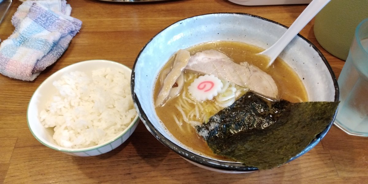 Haru 右 今日食べた日高屋 左 てのごい屋生田店 申し訳ないが 日高屋の方がうまい 日高屋 そんなに飛び抜けて美味しくはないけど 安定感と昔ながらの味がする そして800円以上払ってクソまずいラーメン出され気分害したら何故か日高屋に行きたく