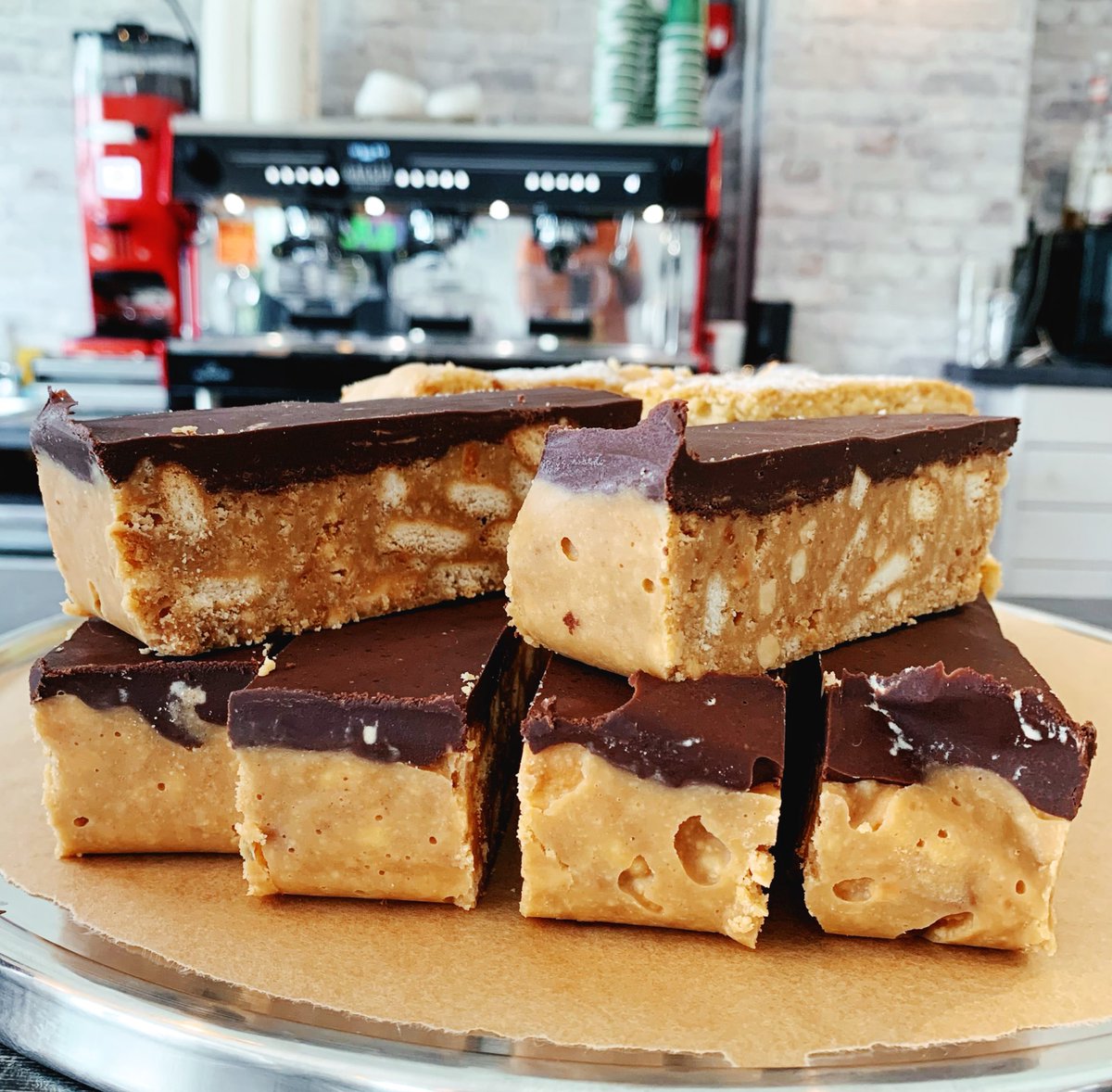 bubbascoffee's tweet photo. Yummy new chocolate peanut butter slices. 🥜🍫 #peanutbutter #peanutbutterlover #peanutbutterslice #homemade #peanutbutterbars #peanutbutterandchocolate #instayum #espresso #coffee #latte #barista #coffeeshop #drogheda #droghedalife #louth #louthchat #shoplocaldrogheda #shoplocal https://t.co/uFW4N0Ofdz