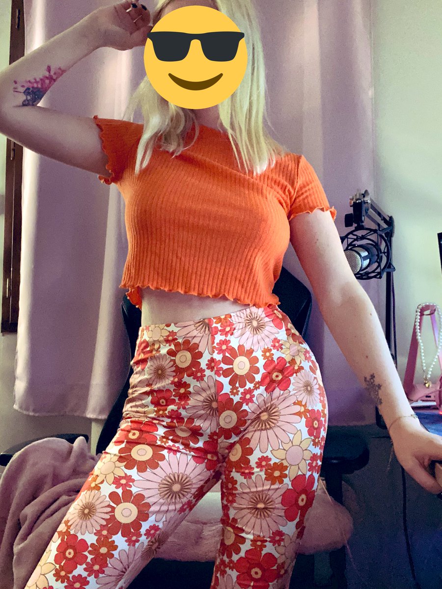 DevovoTV's tweet photo. Merci à ce pantalon de type orange à fleur de me donner un semblant de boule 😂🍊✨ https://t.co/Po00GeVlj8