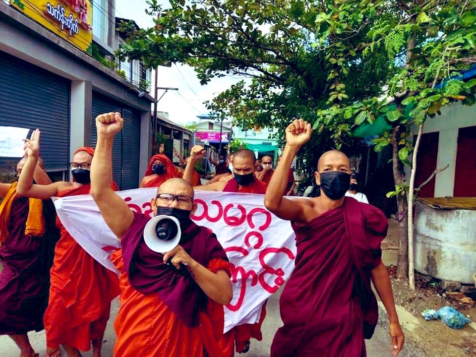 KYITHAR95368969's tweet photo. Anti-coup strike by #Mandalay Monks Union as 176th day, despite brutal crackdowns.  #OurGovernmentNUG #Aug3Coup  #WhatsHappeningInMyanmar https://t.co/FCjHUMqpgG