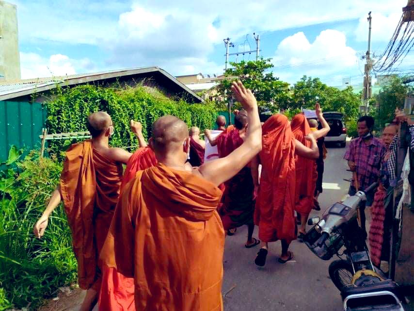 KYITHAR95368969's tweet photo. Anti-coup strike by #Mandalay Monks Union as 176th day, despite brutal crackdowns.  #OurGovernmentNUG #Aug3Coup  #WhatsHappeningInMyanmar https://t.co/FCjHUMqpgG