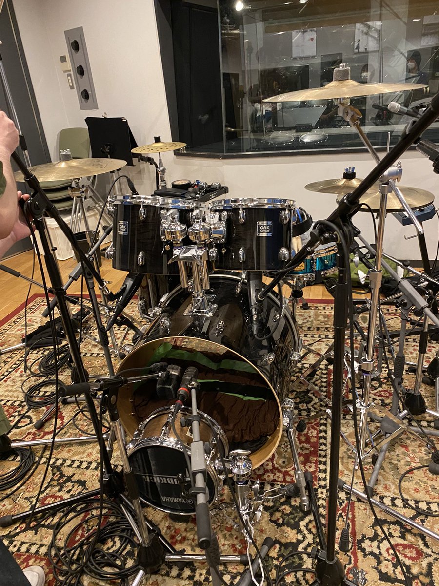 maenin's tweet photo. シンガーソングライター元松美紅さんの新曲のレコーディングでした。
8/13発売の「LEMONADE」と「モノクロ花火」の2曲が収録されたCD、500円。
是非！
今回はシングルヘッドタムで挑みました。
爽やか！
#元松美紅 #ぷらそにか #yamahadrums #oakcustom https://t.co/ViSJLvs2Zp