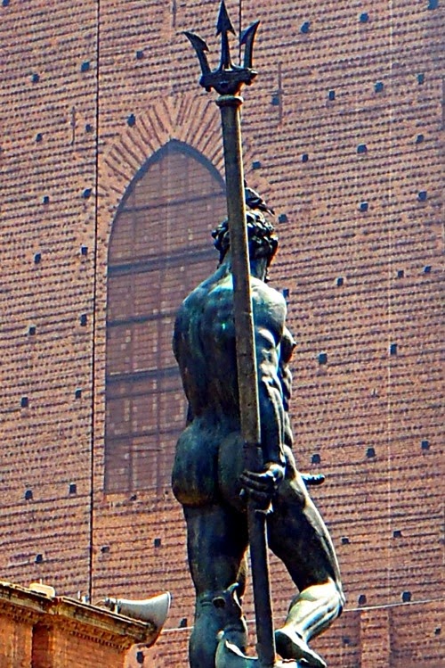 _cafard_'s tweet photo. @MadelineHorwat1 The same happened with the "Fontana del Nettuno" in Bologna, Italy. The church commissioned it and told the sculptor not to make the statue's penis too big, which he did, but he made the statue's thumb look like a huge penis if seen from a certain angle lol https://t.co/d4KgZnVmnt