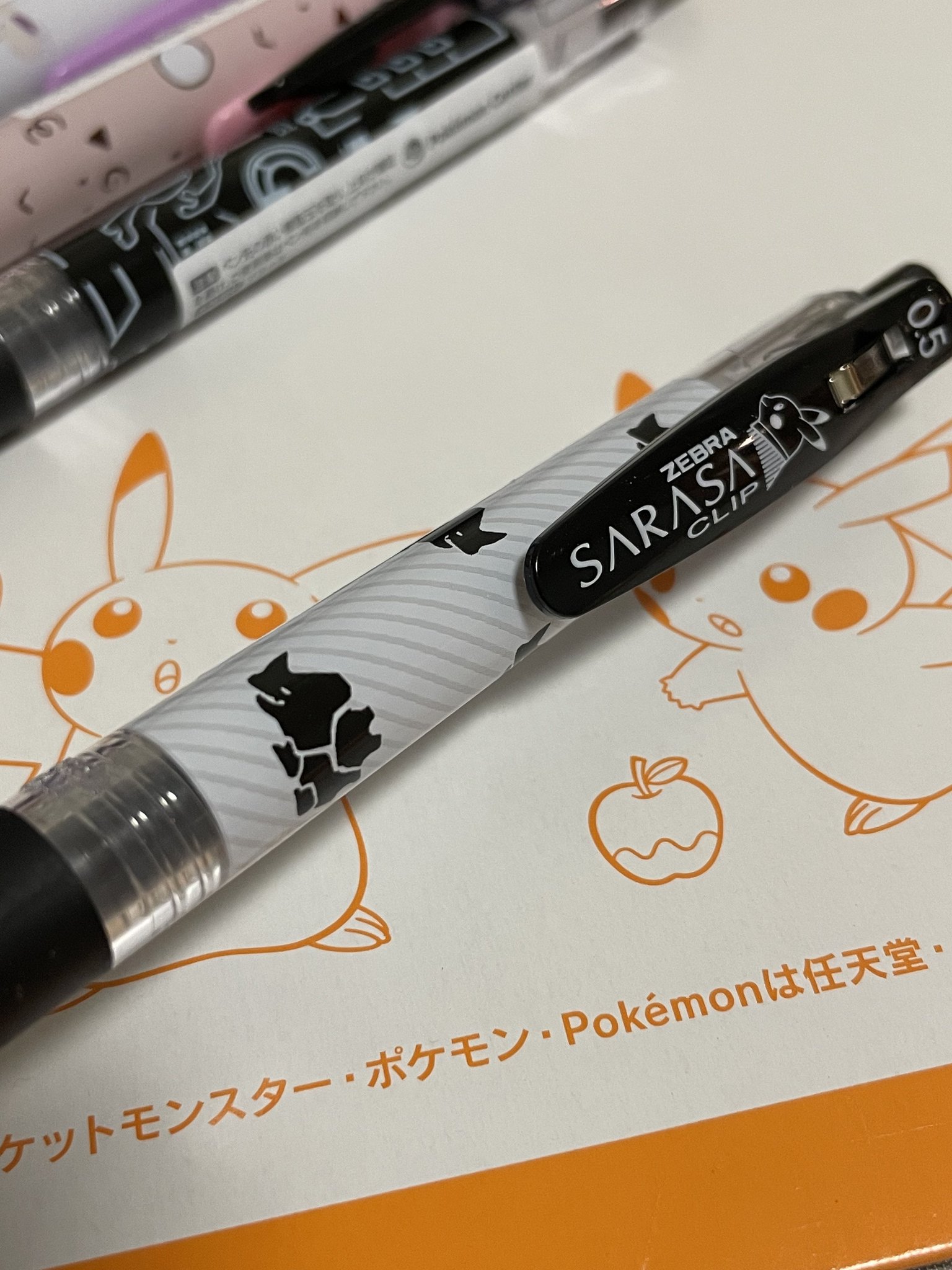 てるよし ポケセンからポケシャツのボールペン届いた 151種類用意してあるにも関わらず 柄が全部プリントで驚き 今ならまだポケカのピカチュウプロモ付属するので 皆さん7本程選んで購入してみてはいかが 個人的にコクーンがめっちゃお洒落なので てるよし ポケセンからポケシャツのボールペン届いた 151種類用意してあるにも関わらず 柄が全部プリントで驚き 今ならまだポケカのピカチュウプロモ付属するので 皆さん7本程選んで購入してみてはいかが 個人的にコクーンがめっちゃお洒落なので