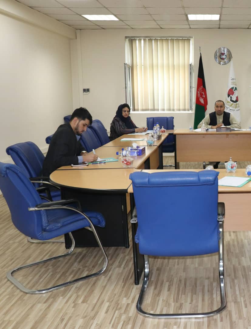 بررسی مسوده پلان استراتیژیک پنج‌سالۀ کمیسیون!
مسوده پلان استراتیژیک پنج‌سالۀ کمیسیون مستقل انتخابات، توسط معاون ارتباطات استراتیژیک دارالانشای این نهاد، به رئیس و اعضای کمیسیون، پشکش گردیده و مورد بحث و بررسی قرار گرفت. اعضای کمیسیون ضمن استقبال از تهیه مسوده پلان .....