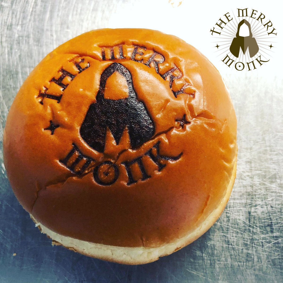 rslcreative's tweet photo. A first for https://t.co/3EJfMYAI7f, seeing our #graphicdesign branding work on a burger bun! Looks great @merrymonkfood, thanks for sharing. #restaurantbranding #pubbranding https://t.co/QsJEDnJ6qm