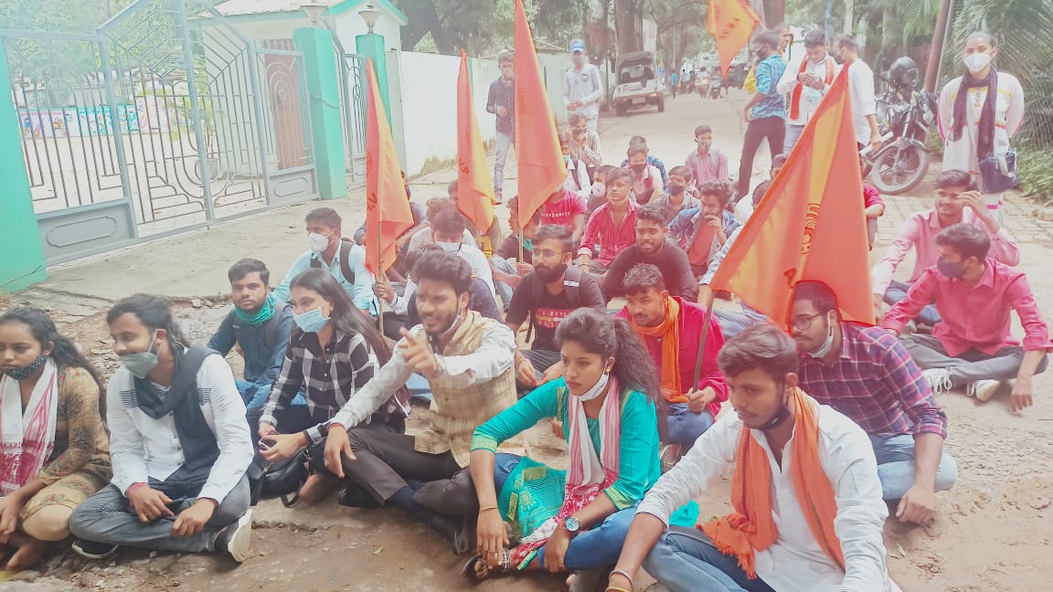 JharkhandABVP's tweet photo. अभाविप झारखंड के @abvp_ranchi इकाई द्वारा झारखंड के शिक्षा मंत्री @Jagarnathji_mla के आवास के बाहर प्रदर्शन किया एवं उनसे मिल कर @JacAcademic द्वारा जारी की गई 10वीं एवं 12वीं की परीक्षा परिणाम में की गई त्रुटियों को जल्द से जल्द सुधार करने की माँग की गई ।
#ABVPForStudents https://t.co/hL9MtBDLrd