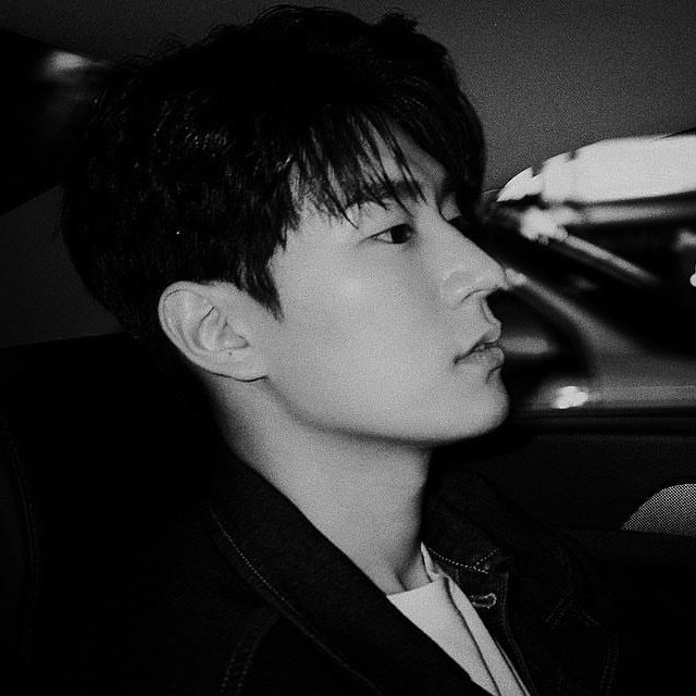 yourrojin's tweet photo. B&amp;W 👀

#TinkerbellSelcaDay
@KNKOfficial220 https://t.co/Sz3LPVjdRY