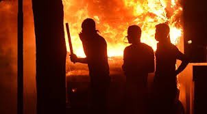 06melihgokcek's tweet photo. GEZİCİ GÜRUHA SORUYORUM…

SİZDE OTOBÜSLERİ BÖYLE YAKTINIZ…⤵️

NE FARKINIZ VAR ORMANLARI YAKAN PKK’LARDAN…

AYNI TOPUN KUMAŞISINIZ… https://t.co/vGug17v344