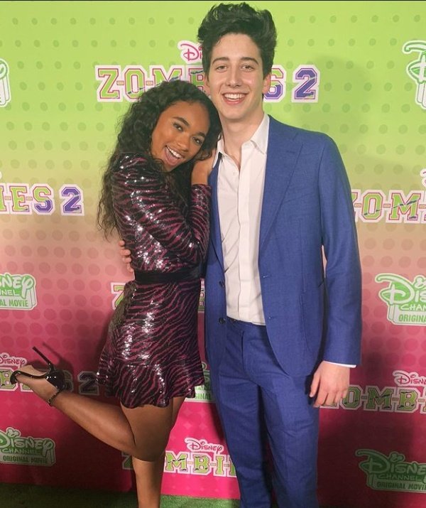 UpdatesManheim's tweet image. Hoje (03/08) é aniversário da maravilhosa Chandler Kinney, amiga e colega de trabalho do Milo. A Equipe MMU deseja à Chandler um feliz aniversário e que seu dia seja tão incrível quanto ela é! 🎉💜