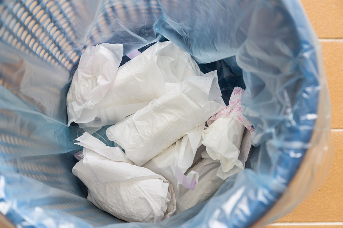 RefillRewind's tweet photo. In the UK, there are approximately 15 million people who menstruate, nearly all of whom use single-use products. In fact, the average person uses over 10,000 of them! Our reusable pads are made from 100% natural absorbent fabrics and are usable for up to 5 years with proper care. https://t.co/blvgyfBS4S
