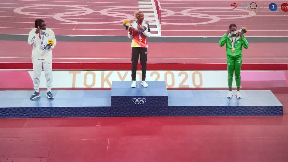 TheAFN_'s tweet image. The Podium feeling. 🇳🇬

Ese Brume with her Bronze medal 🥉 

She placed third in the Women's Long Jump event with a mark of 6.97m. 

Congratulations to her. 

#Athletics #Tokyo2020