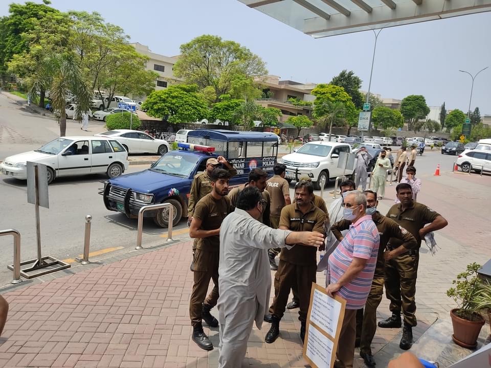 DhaPh2ext's tweet photo. Alhamdulillah! Today had a very successful protest in front of #DHA Rwp, #DHA mangt  should be ashamed that it was witnessed &amp; eyes catched by thousands, #dhaph6 movt ll never end &amp; Inshallah our series of protest are more to come! Stay tuned
@OfficialDGISPR
 @ImranKhanPTI
 #COAS https://t.co/kDcCb0MC3l