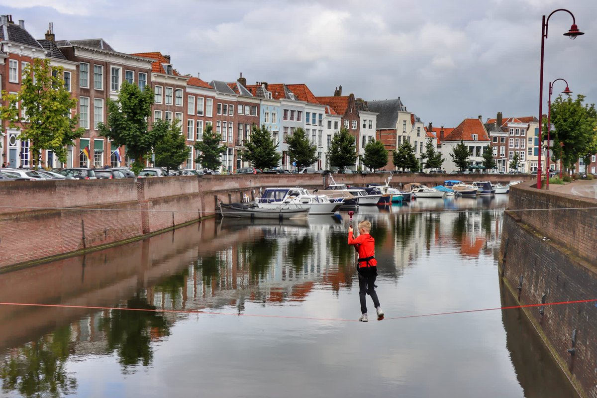 the Summer City Survival voor toeristen en thuisblijvers. Drie uitdagende opdrachten in Middelburg met uiteraard de Touwbrug. Aanmelden doe je op woensdag 4 Augustus tussen 13.00-16.00 uur bij Stadstochten Middelburg Lange Noordstraat 24 Middelburg stadstochten.nl