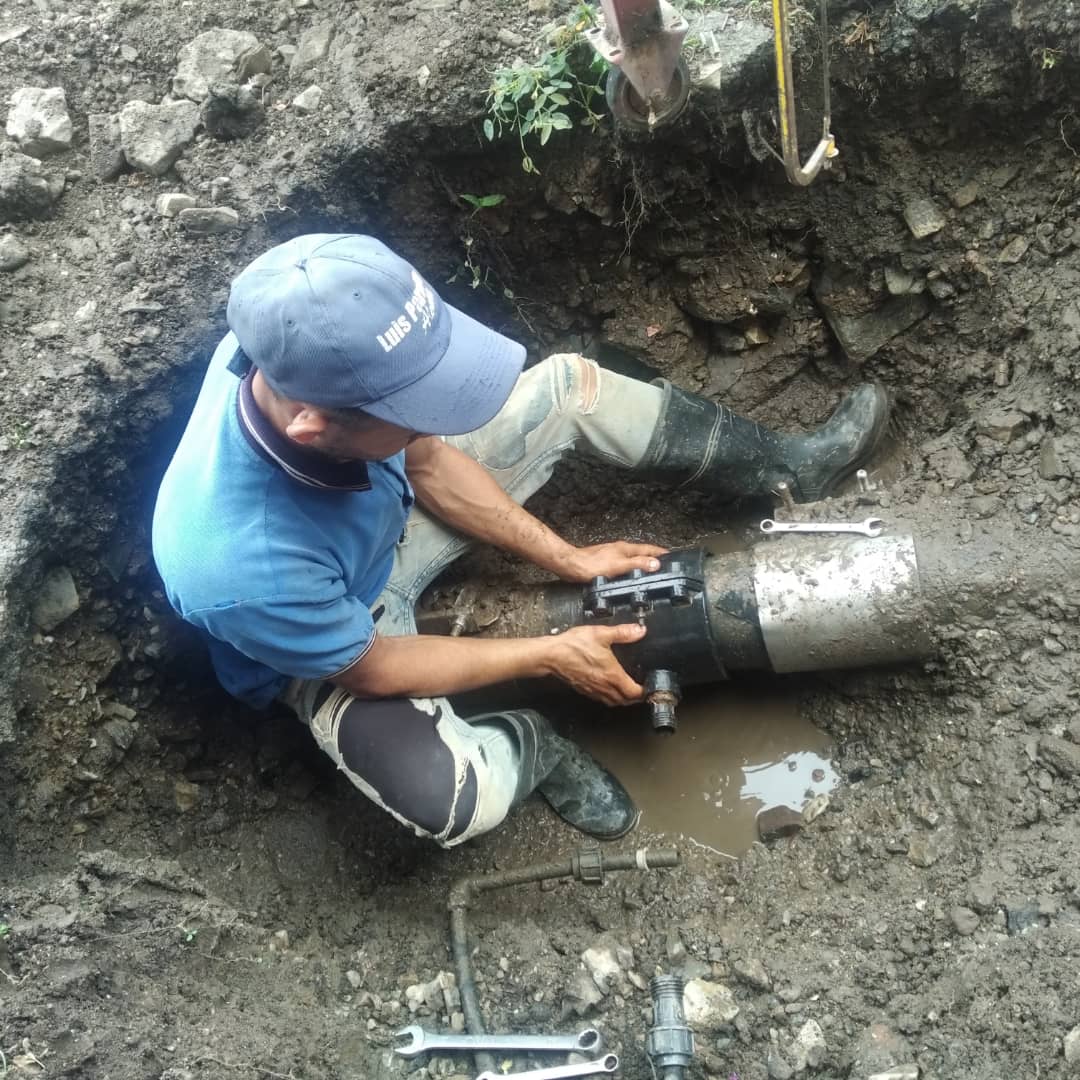 Keymar04's tweet image. Gracias a la Ingeniero Liliana Fernández y a la cuadrilla del @SHTrujillano nuestra comunidad el Hatico vuelve con el suministro de agua potable para todo el sector. @RangelSilva4F @NicolasMaduro @AngersonPsuv @Materanopsuv