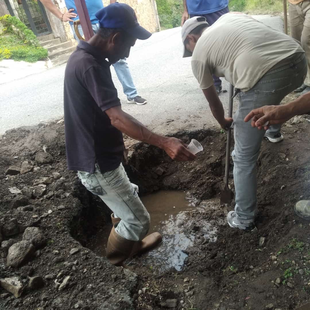 Keymar04's tweet image. Gracias a la Ingeniero Liliana Fernández y a la cuadrilla del @SHTrujillano nuestra comunidad el Hatico vuelve con el suministro de agua potable para todo el sector. @RangelSilva4F @NicolasMaduro @AngersonPsuv @Materanopsuv