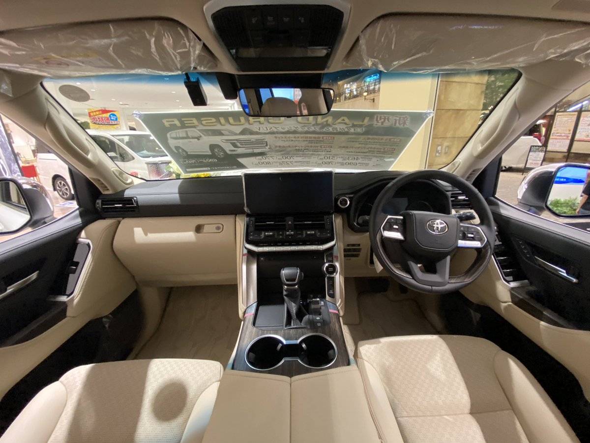 新型ランクル300のZX、ベージュ内装も見てきた。 大本命のモデルよね