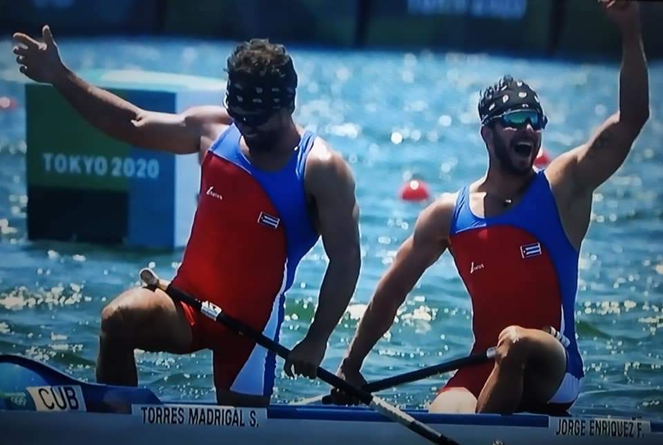 DiazCanelB's tweet photo. ¡De infarto la competencia que se gastaron Fernando Dayán Jorge y Serguey Torres en el C-2 a 1000 metros! Otro oro espectacular para #Cuba en #OlimpiadasTokio2020. Felicidades, muchachos, anoche tuvieron a millones de cubanos remando con ustedes. #HagamosloPorCuba #PonleCorazón https://t.co/muKnFoaBHx