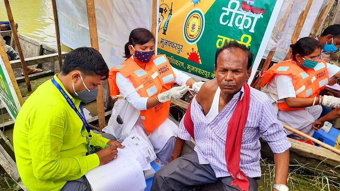 careAustria's tweet photo. Mit Hilfe von CARE ist im indischen Bundesstaat #Bihar ein #Impfboot unterwegs, um Menschen zu erreichen, die durch schwere Überschwemmungen in ihren Dörfern von Versorgung abgeschnitten sind. 💉🩹 https://t.co/vfTX56VICt