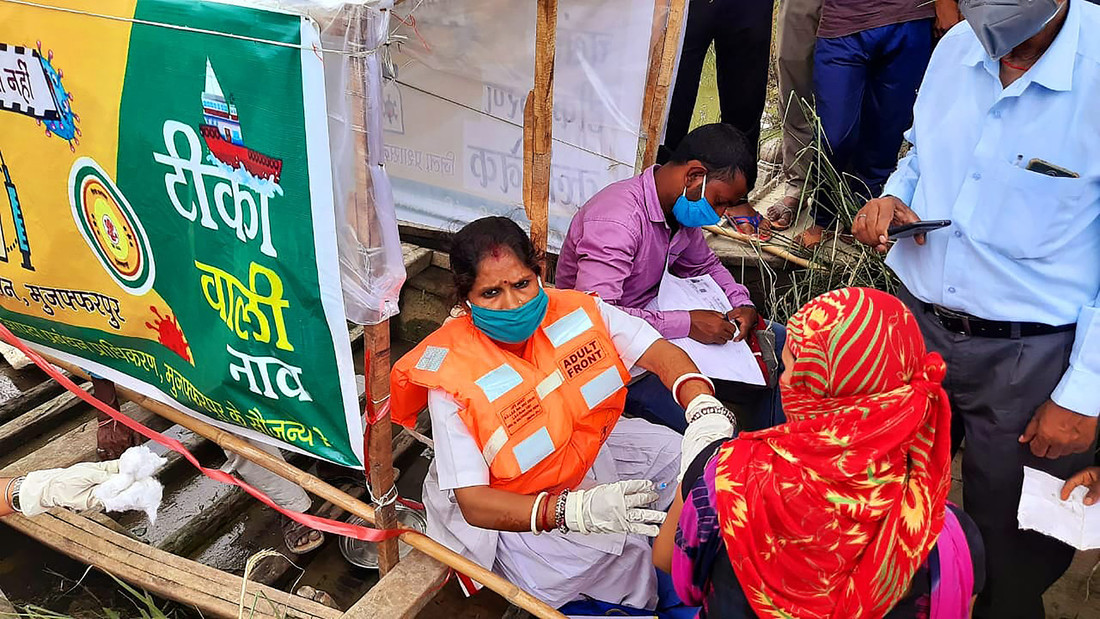 careAustria's tweet photo. Mit Hilfe von CARE ist im indischen Bundesstaat #Bihar ein #Impfboot unterwegs, um Menschen zu erreichen, die durch schwere Überschwemmungen in ihren Dörfern von Versorgung abgeschnitten sind. 💉🩹 https://t.co/vfTX56VICt