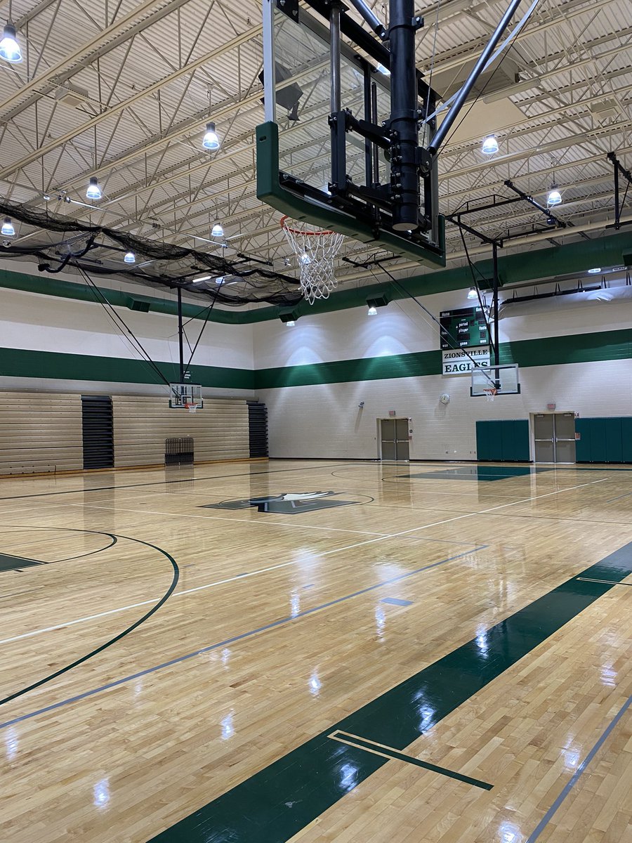 JoeySiderewicz's tweet photo. Year #2 teaching at Zionsville. Very thankful to be in this great district! Go Eagles! https://t.co/W1G2kbY0UV