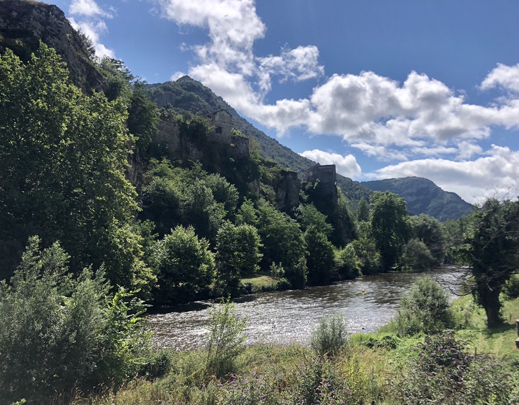 bayayam's tweet photo. Et au milieu coule une rivière 🌿🏞#tarasconsurariege #BaladeSympa #Occitanie #ariège #randonnée #nature #MagnifiqueFrance #BeautifulFrance #photographie https://t.co/0fSyIrCUe8