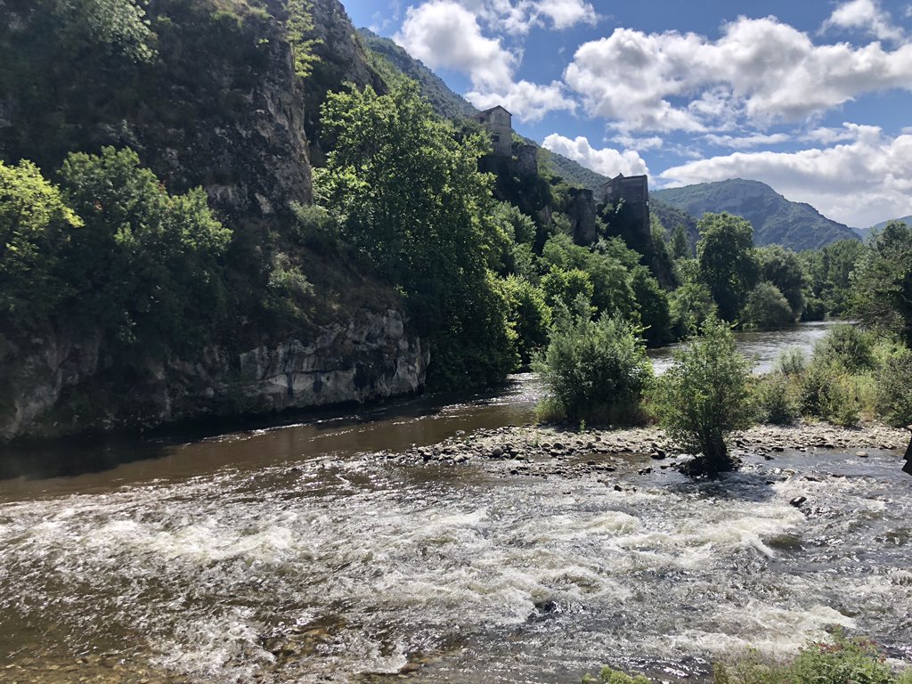 bayayam's tweet photo. Et au milieu coule une rivière 🌿🏞#tarasconsurariege #BaladeSympa #Occitanie #ariège #randonnée #nature #MagnifiqueFrance #BeautifulFrance #photographie https://t.co/0fSyIrCUe8