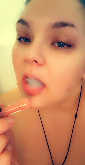 Its been one of those nights. I need a pick-me-up...  420 stoner findom brat bbw https://t.co/49FW7Y