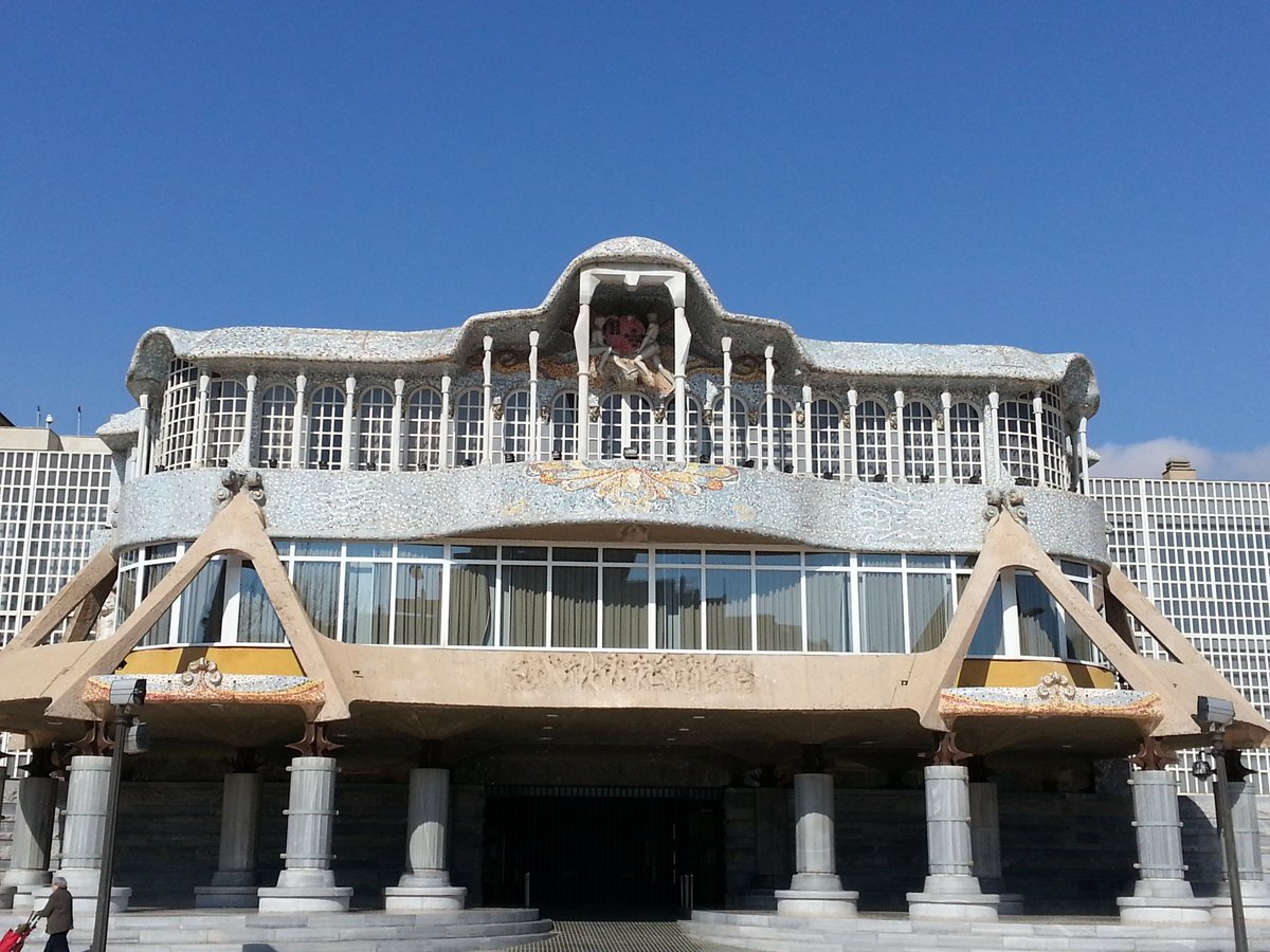 TuriCartagenaES's tweet photo. En #PaseaCT llegamos a la Asamblea Regional. Edificio construido en 1987, su fachada posee numerosas influencias arquitectónicas como la veneciana del Renacimiento y un cierto aire modernista. En el interior destaca el patio de los Ayuntamientos y el Patio de las Comarcas. https://t.co/Yi1WTVXS4K