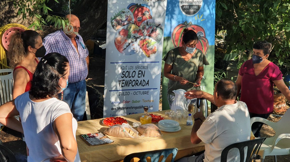 gdrguadalhorce's tweet photo. Hoy visitamos la La Huerta de Carmen con agentes de turismo y restauración para compartir experiencias en torno al tomate #huevotoro. Una enriquecedora experiencia para repetir. @SaboraMalaga @diputacionMLG  @TurismoCoin @_TTorremolinos https://t.co/Kdiu8t6inQ