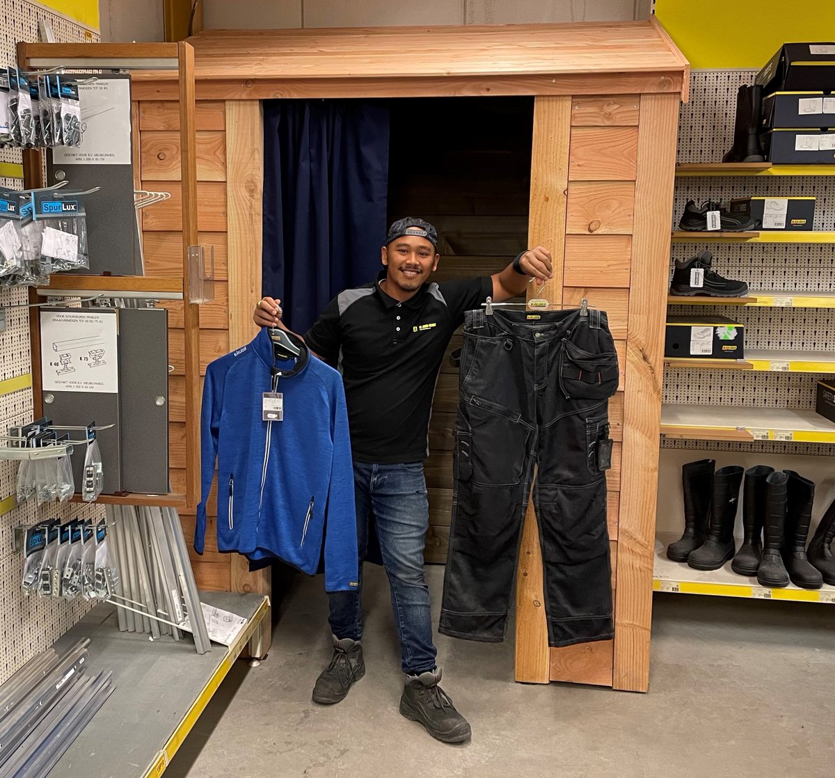 NIEUW in onze Bouwshop te Goes.

Deze prachtige paskamer t.b.v. ons zeer uitgebreid werkkleding assortiment.  
Zo kunnen wij onze klanten nog beter van dienst zijn.  

Foto; Bouwshop medewerker Rodriguez Atmowerdojo