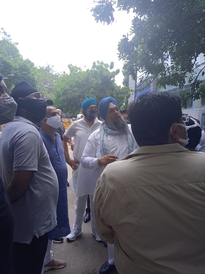 RanaParamjit102's tweet photo. Today along with Chairman, Karol Bagh zone visited Bada Bazaar Marg, Old Rajinder Nagar, interacted with Market association, RWA to understand area problems &amp; assuring best possible solution.
#WardNo102N #StaySafe
#TeamRanaParamjitSingh 
# Helpline No-7291999102 https://t.co/nkOGB8UTCb