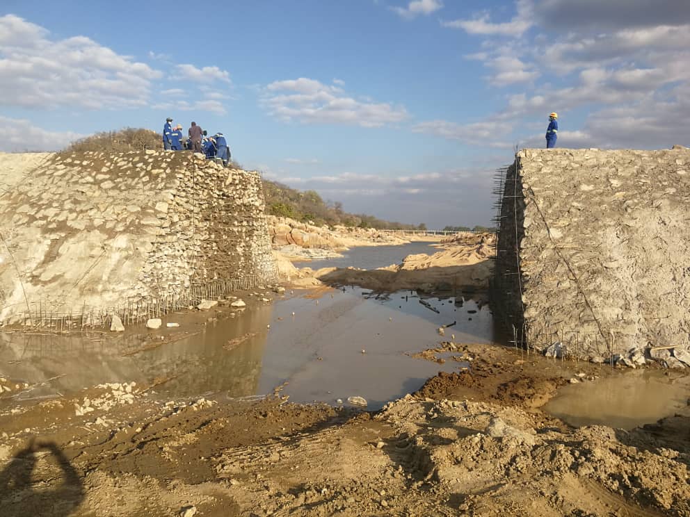 date_africa's tweet photo. 🇿🇼Zimbabwe : Zimbabwe National Water Authority
Creating a drought proof and water secure Zimbabwe is a task we hold closest to our hearts.  Sights from the ongoing construction work at Tuli-Manyange Dam in Gwanda. 

#utdazimbabwe #utdainfo #utdazimbabwe_vision2030 #utdawater https://t.co/wTwSFQNlaP