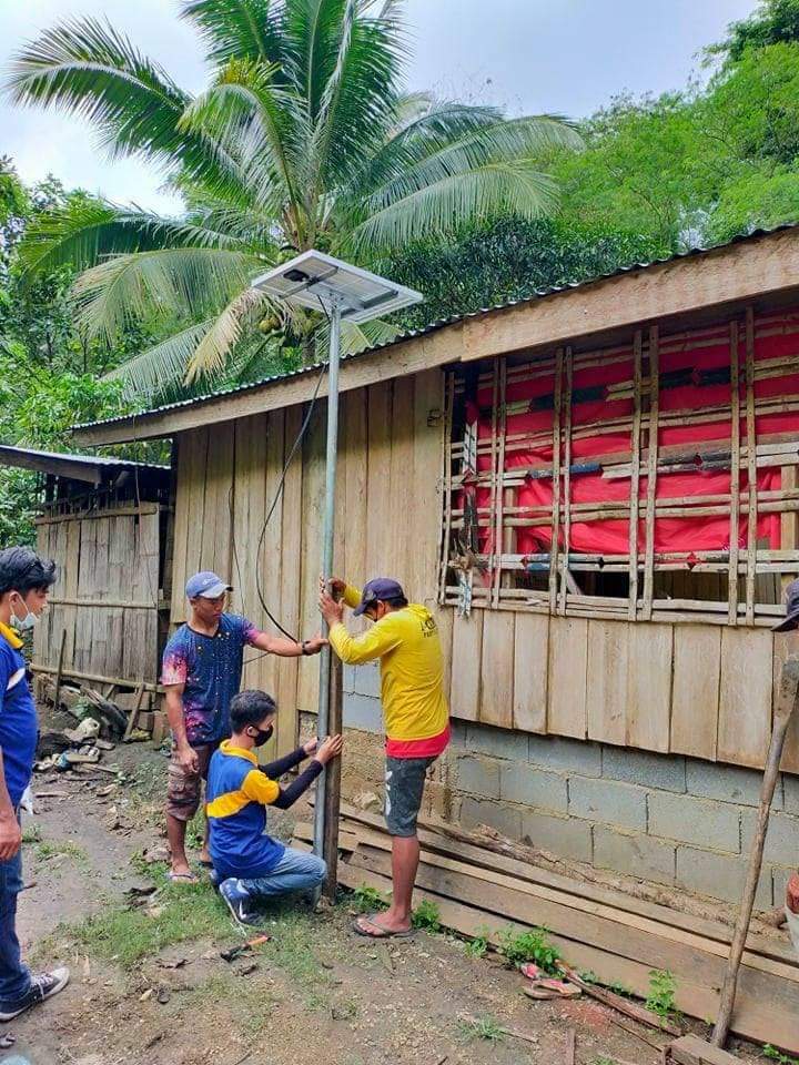 nea_ph's tweet photo. Pagpapailaw sa mga kabahayan sa Sitio Manay sa Lebak, Sultan Kudarat gamit ang Solar Home System na programang pailaw ng European Union katuwang ang DOE, NEA, Mahintana Foundation, Peace and Equity Foundation, SUKELCO at LGU ng Lebak. 💡
Photos courtesy of SUKELCO 👇 https://t.co/fIcXX2vzLB