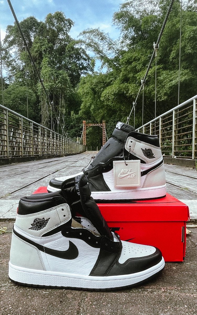 ChinCustoms's tweet photo. This is my most recent work done, fairly simple. The base sneaker was the Jordan 1 high “Silver Toe”…. I will dub the the Jordan 1 high “Cool Grey Toe” #ChinCustoms #Nike #Jordan #Jumpman23 https://t.co/7qNl22464Y