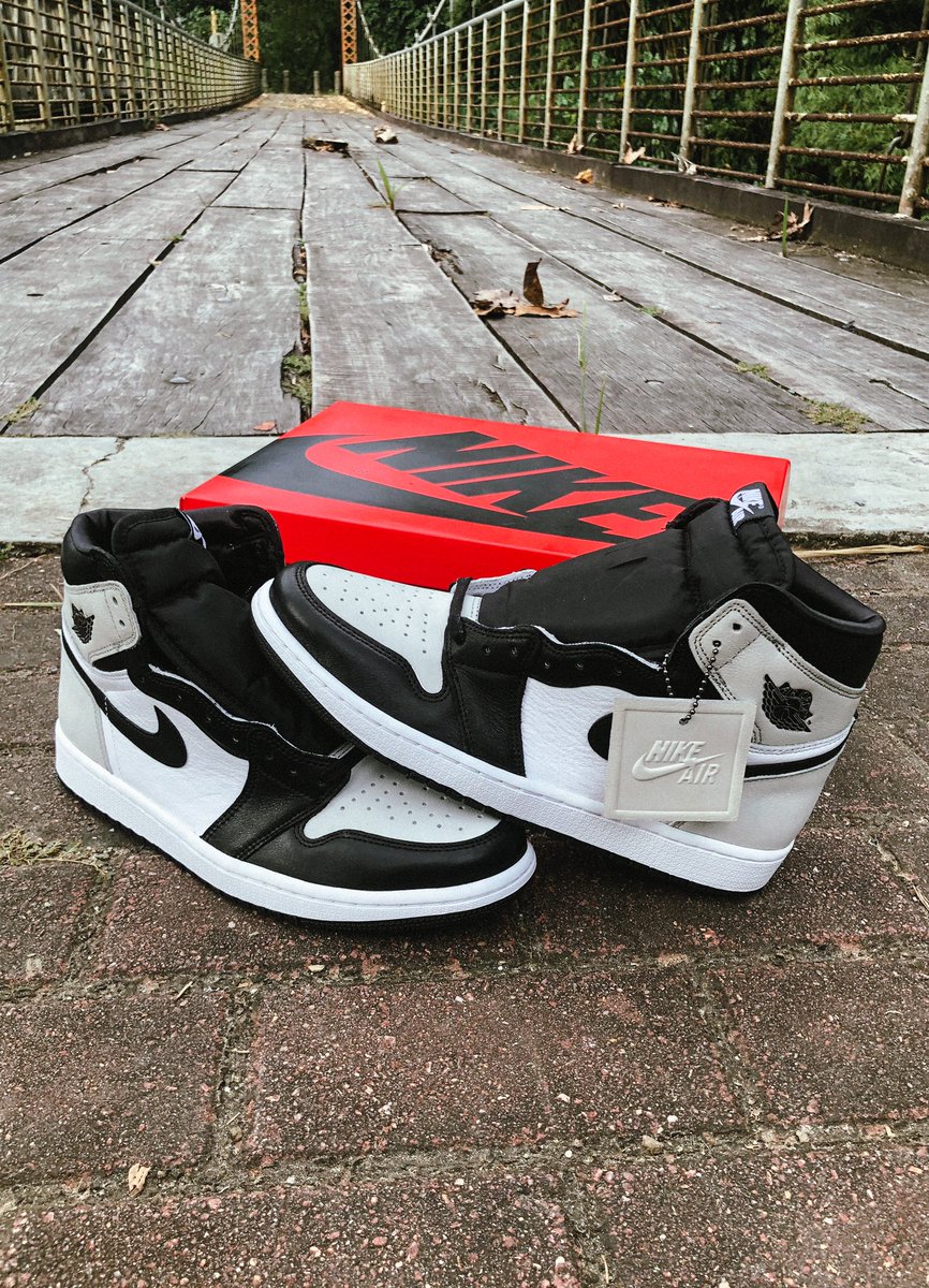 ChinCustoms's tweet photo. This is my most recent work done, fairly simple. The base sneaker was the Jordan 1 high “Silver Toe”…. I will dub the the Jordan 1 high “Cool Grey Toe” #ChinCustoms #Nike #Jordan #Jumpman23 https://t.co/7qNl22464Y