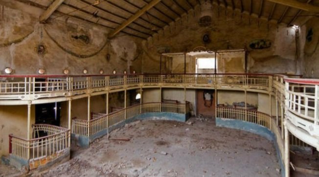 Preciosos lugares abandonados de #España 👉 bit.ly/3kR9sqr 
#SantaEulalia #Alicante pequeño pueblo lleva décadas en estado de semiabandono. El #TeatroCervantes que aún conserva sus bonitas barandas de madera y pinturas y ornamentos, fue declarado 2016 #BIC #HazTurismos
